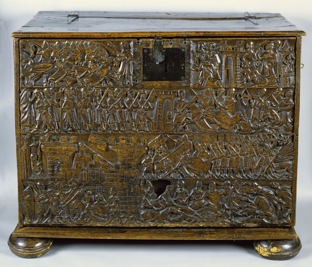 O Baú de Courtrai representando cenas da Batalha das Esporas Douradas disputada em Courtrai em 1302 (madeira) de Flemish School