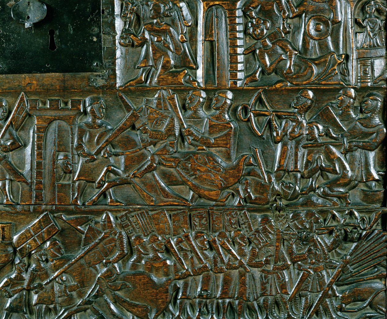 O Baú de Courtrai representando duas cenas da Batalha das Esporas Douradas disputada em Courtrai em 1302 (madeira) (detalhe) de Flemish School