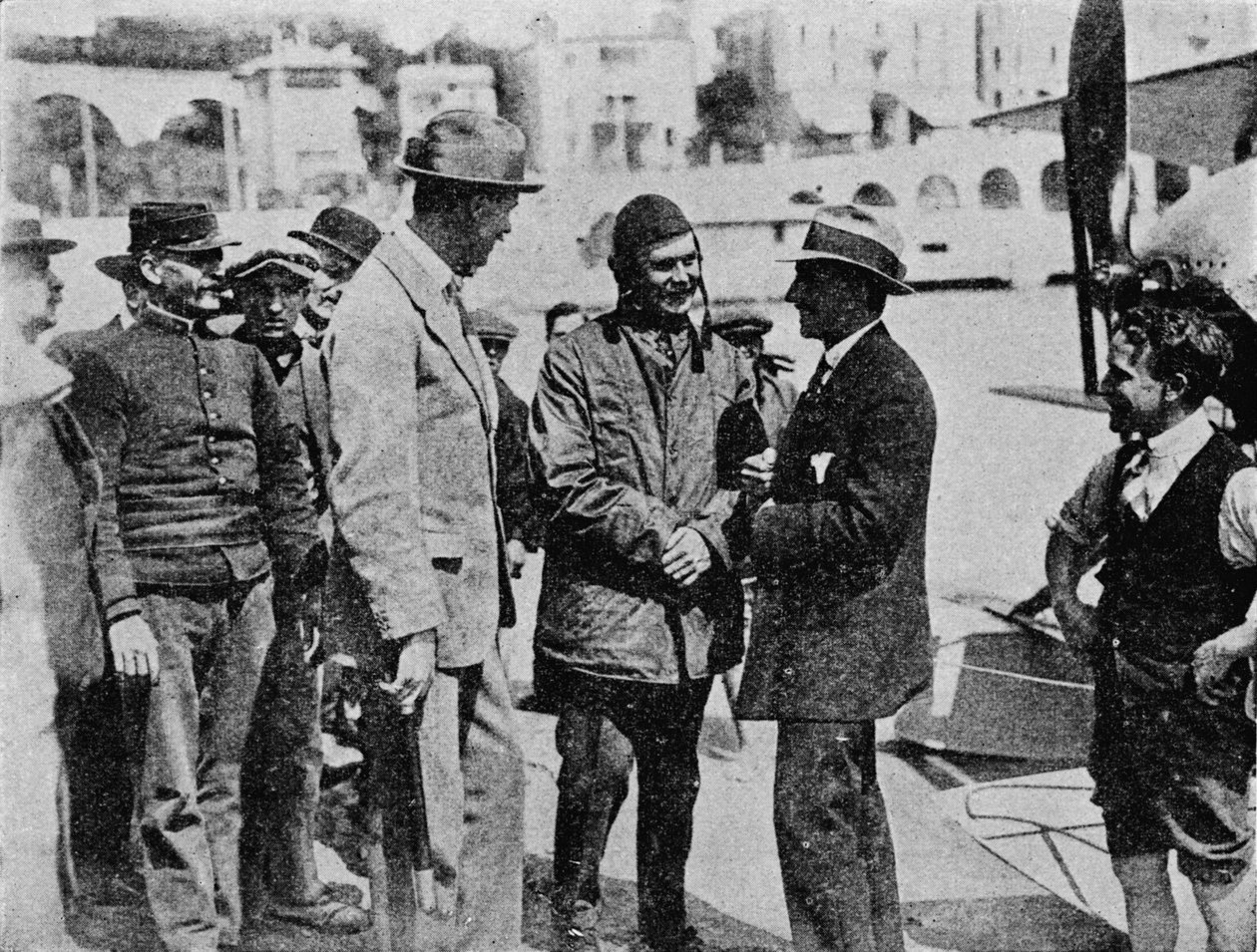 O troféu Schneider: Howard Pixton conversando com Jacques Schneider após sua vitória, 1914 1934 de Flight Photo