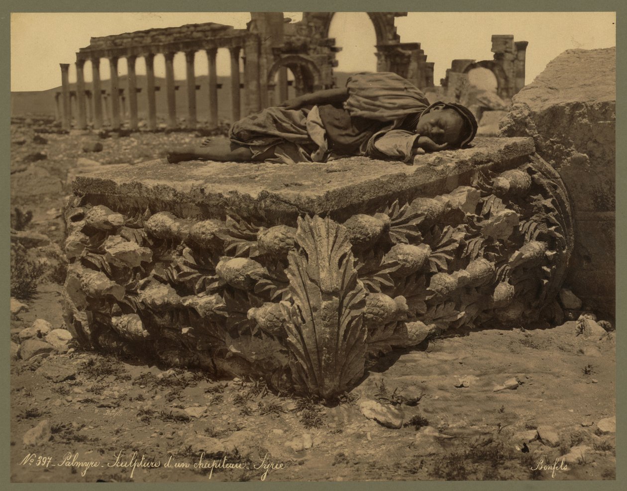 Uma vista da Grande Colunata, Palmyra, c.1875 (estampa do álbum) de Félix Bonfils