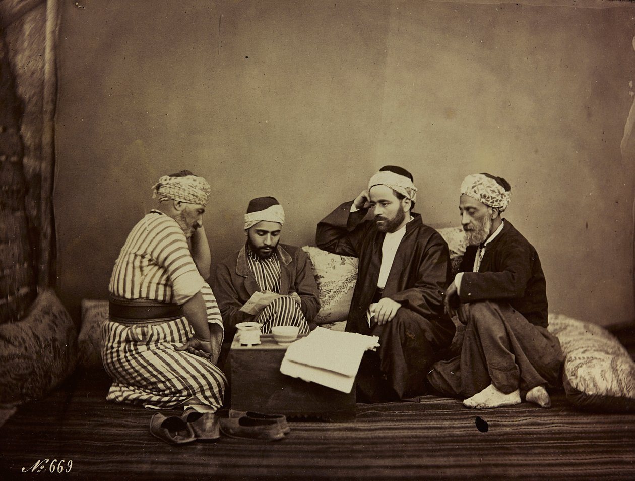 Album Damas et Baalbek: Um grupo de sírios sentados em volta de uma mesa de Félix Bonfils