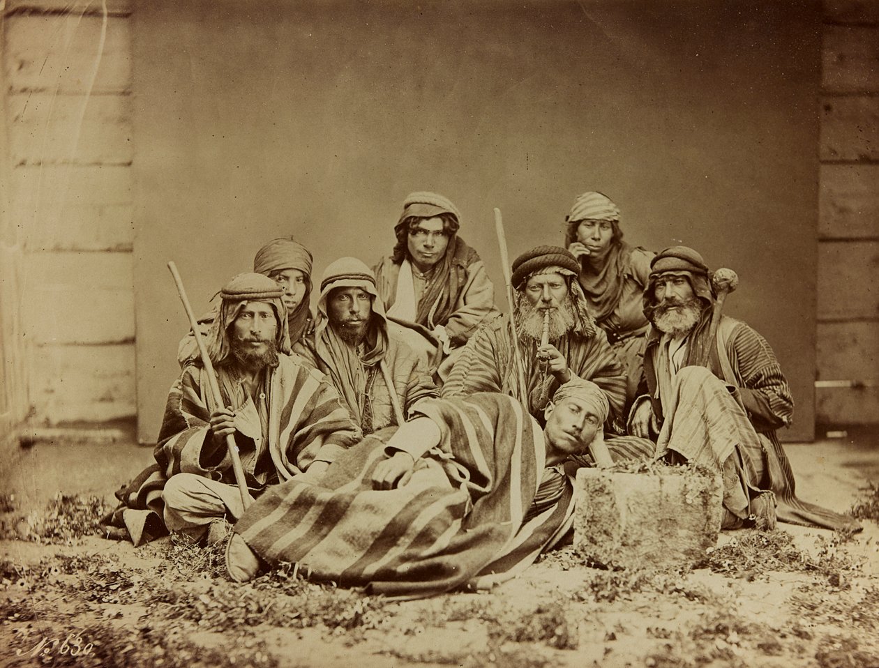 Álbum Damas et Baalbek: Um grupo de indígenas sírios em roupas tradicionais de Félix Bonfils