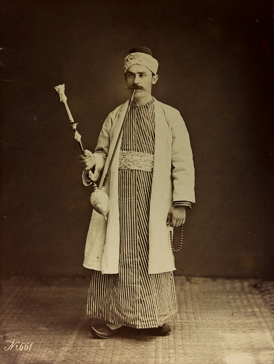 Álbum Damas et Baalbek: Retrato de um homem com um narguilé de Félix Bonfils