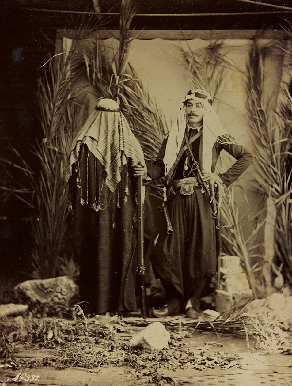 Álbum Damas et Baalbek: casal sírio em roupas tradicionais de Félix Bonfils