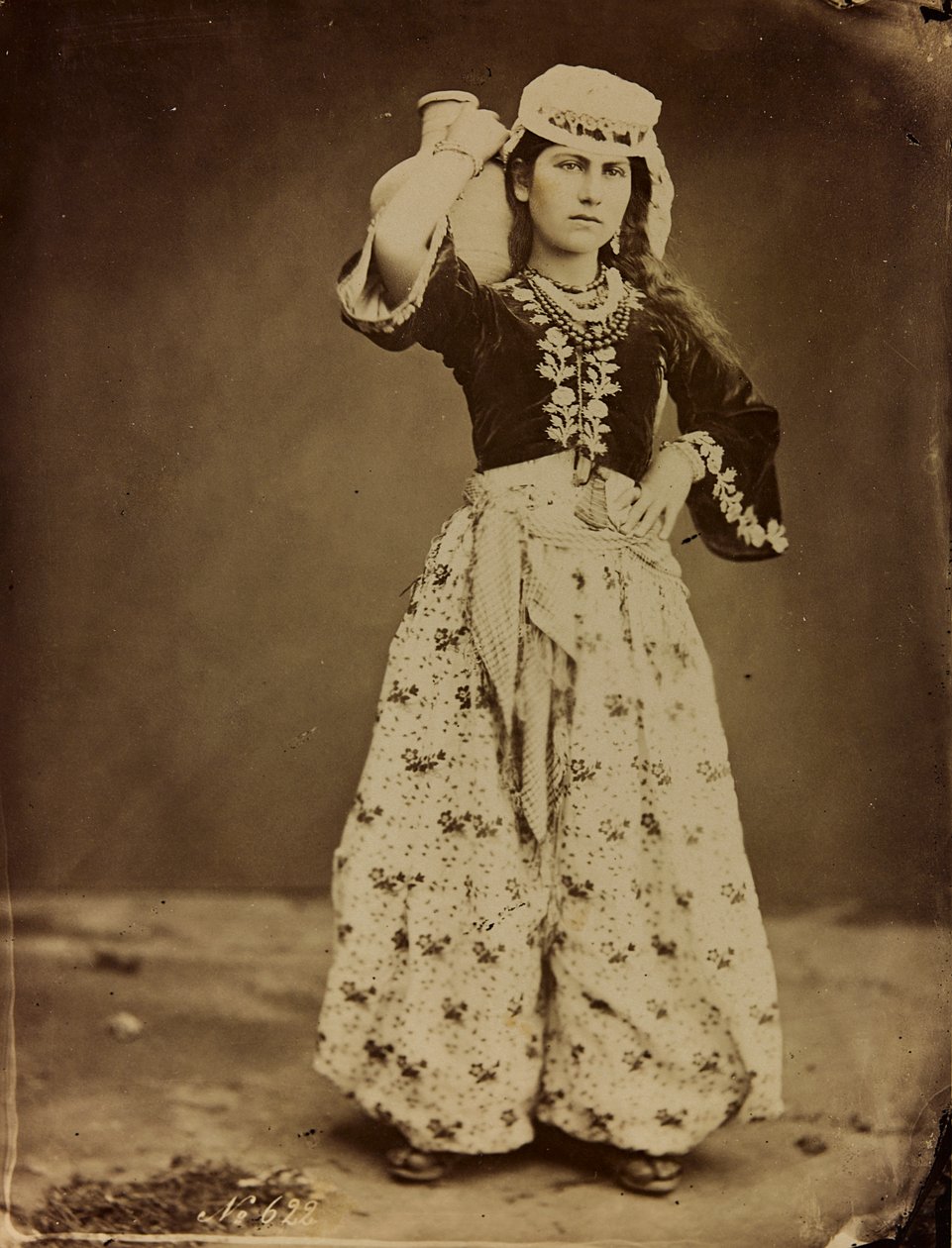 Álbum Damas et Baalbek: Jovem síria em roupas tradicionais de Félix Bonfils