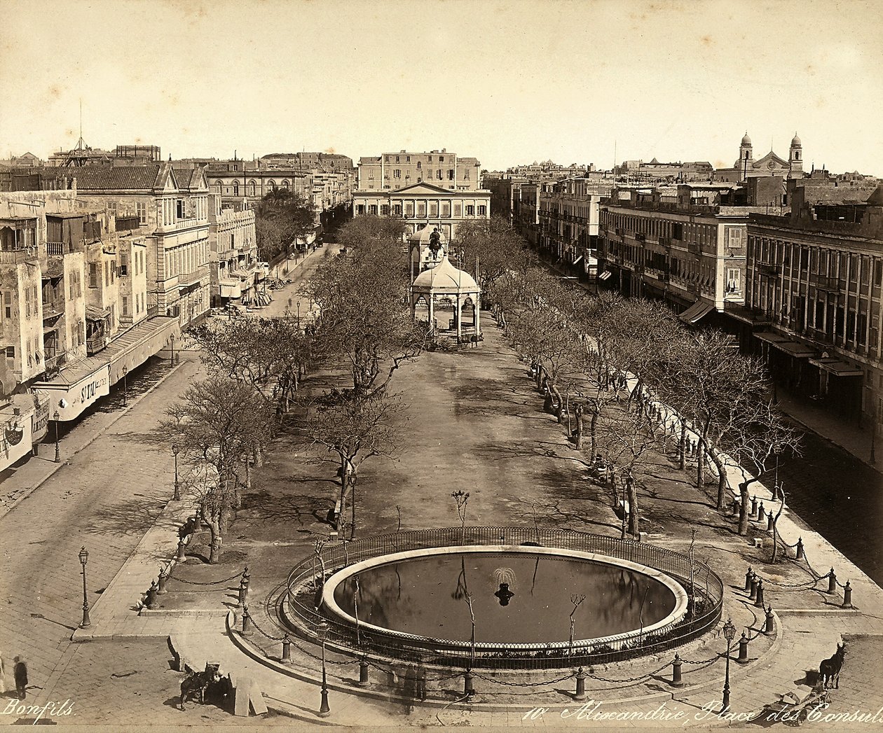 Alexandria, Egipto: Praça dos Cônsules, com uma grande fonte redonda de Félix Bonfils