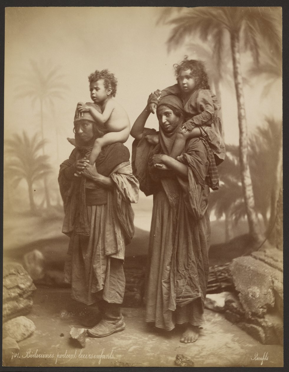 Beduínos com os seus filhos ao colo de Félix Bonfils