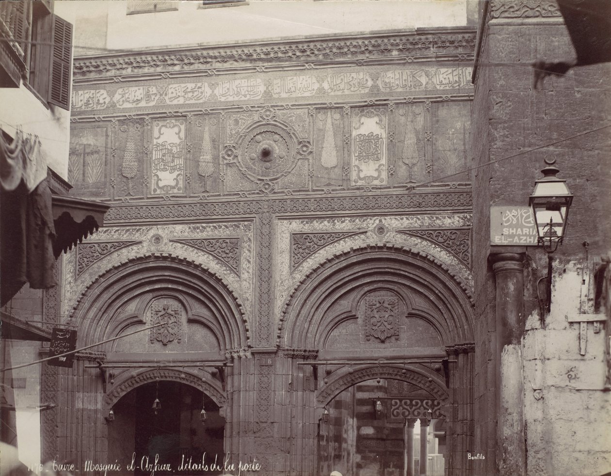 Cairo. Mesquita el-Arhar, detalhes da porta, década de 1870. de Félix Bonfils