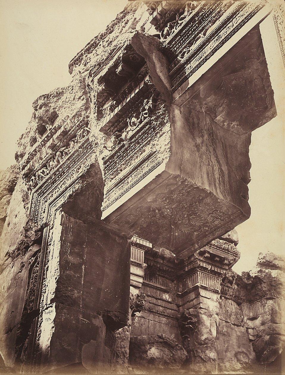 Detalhe da entrada de um templo, na zona arqueológica de Heliópolis ou Baalbek, antiga cidade síria, hoje Lebanoni. de Félix Bonfils