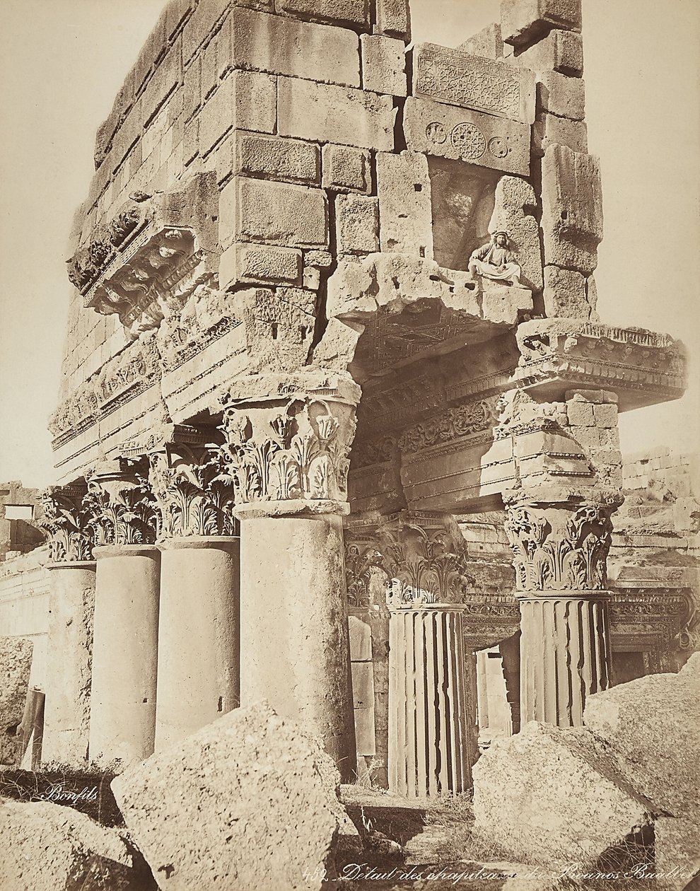 Detalhe dos pronaos do Templo de Baco, na zona arqueológica de Heliópolis ou Baalbek, antiga cidade síria, hoje Líbano. de Félix Bonfils