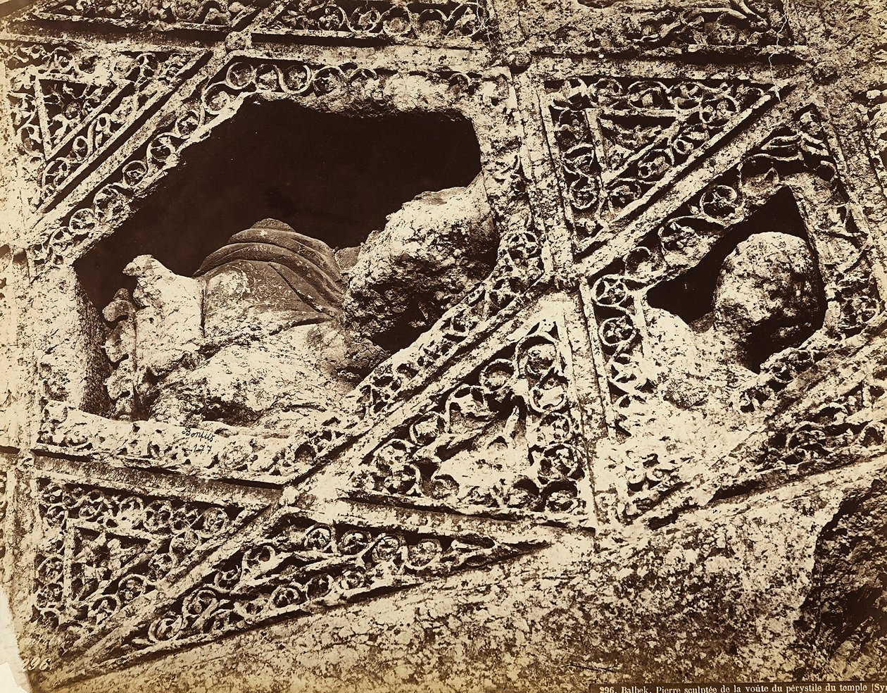 Detalhe da decoração escultórica em um templo, na zona arqueológica de Heliópolis ou Baalbek, antiga cidade síria, hoje Líbano. de Félix Bonfils