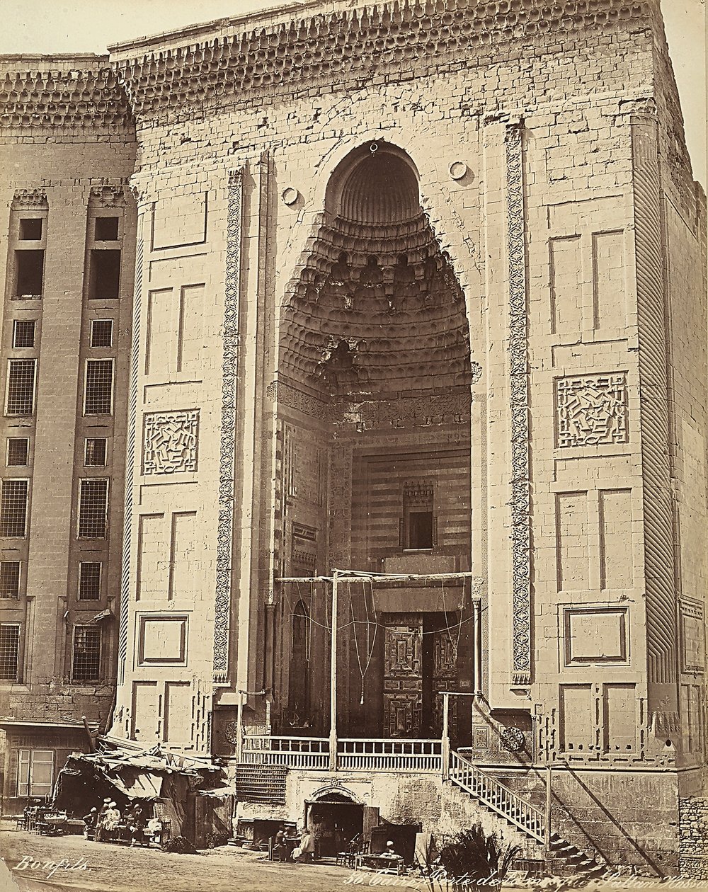 Porta da Mesquita do Sultão Hassan, no Cairo, Egito de Félix Bonfils