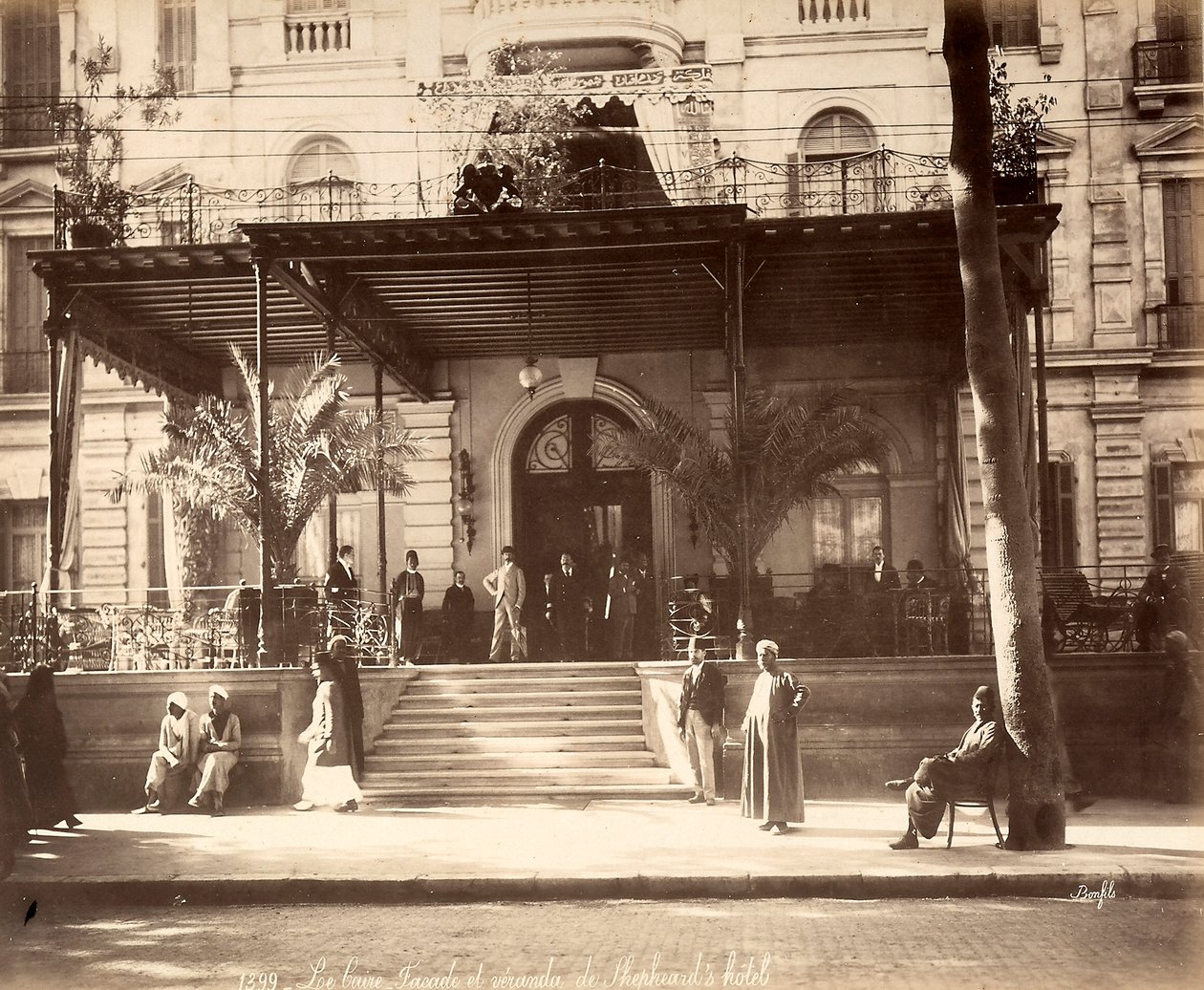 Entrada, para, hotel, Shepheard, em, cairo de Félix Bonfils