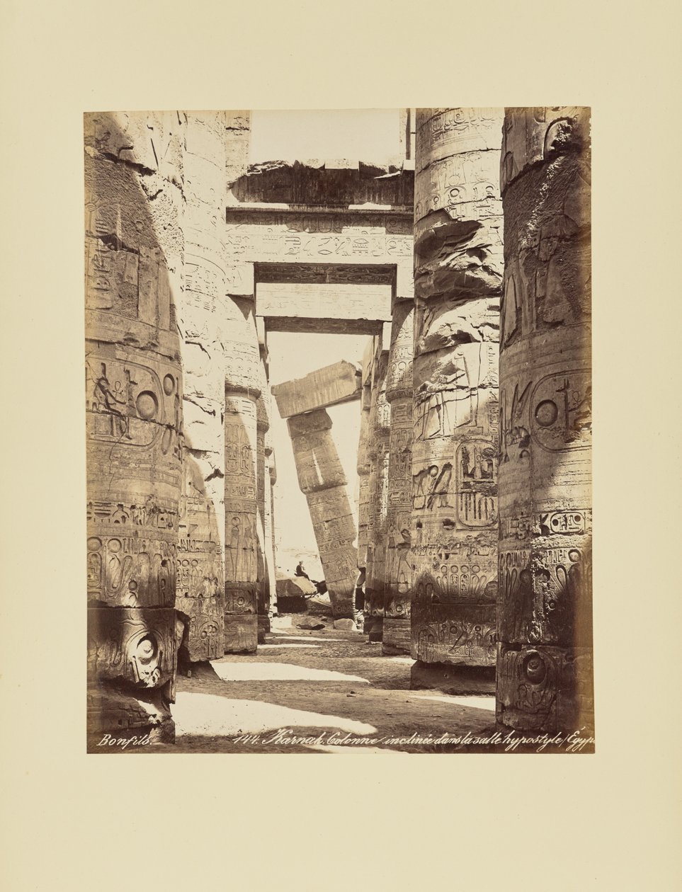 Karnak. Coluna inclinada no Salão Hipostilo, Egito de Félix Bonfils