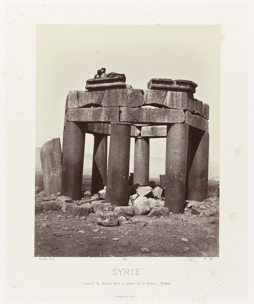 Man op por qubba van Douris, nabij Baalbek Síria. Cúpula de Douris, na planície de Bekàa - Balbek (título no objeto) Arquitetura Antiga: Egito, Grécia, Ásia Menor: Álbum de Fotos (título da série) de Félix Bonfils
