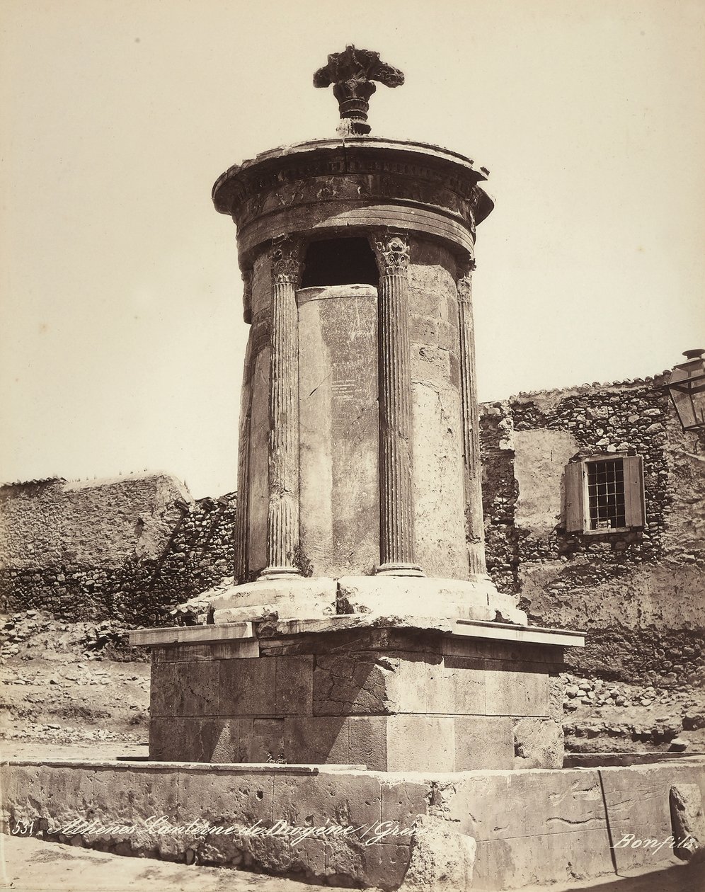 Monumento a Lisócrates, localizado na cidade de Atenas de Félix Bonfils