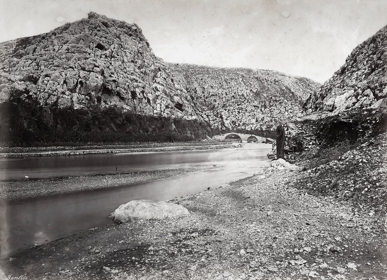 "Nahr el-Kalb" (o rio do cão) entre as montanhas do Líbano, perto de Beirute, na Palestina de Félix Bonfils