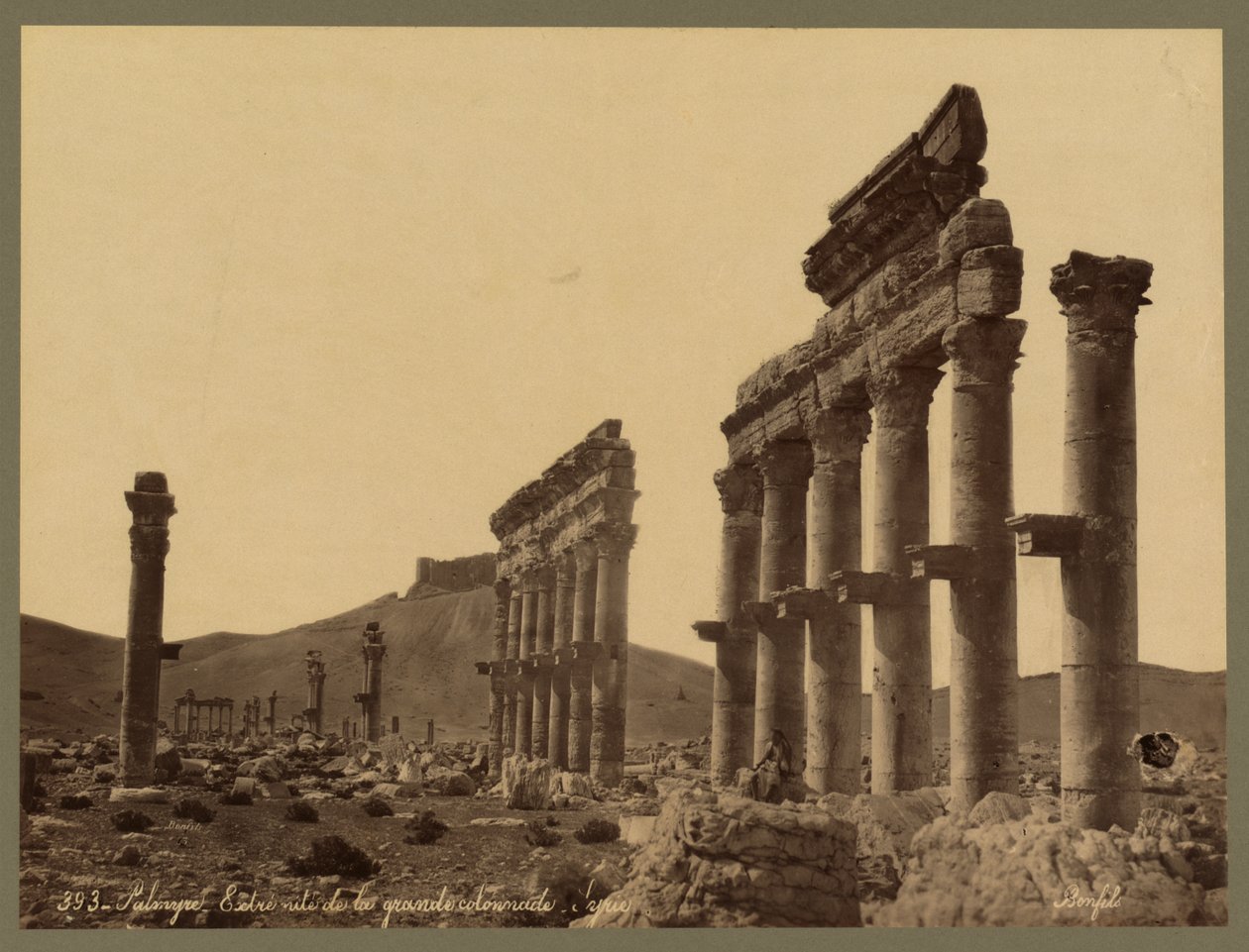 Parte do Grande Colonnade, Castelo Qalaat Ibn Maan à distância, Palmyra, c.1875 (estampa do álbum) de Félix Bonfils