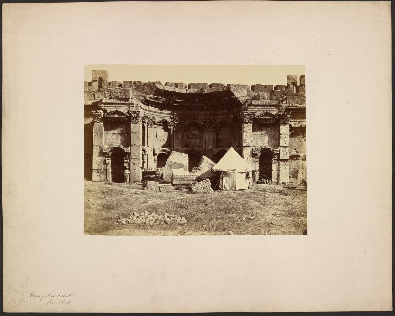 Tribunal retangular, Baalbek de Félix Bonfils