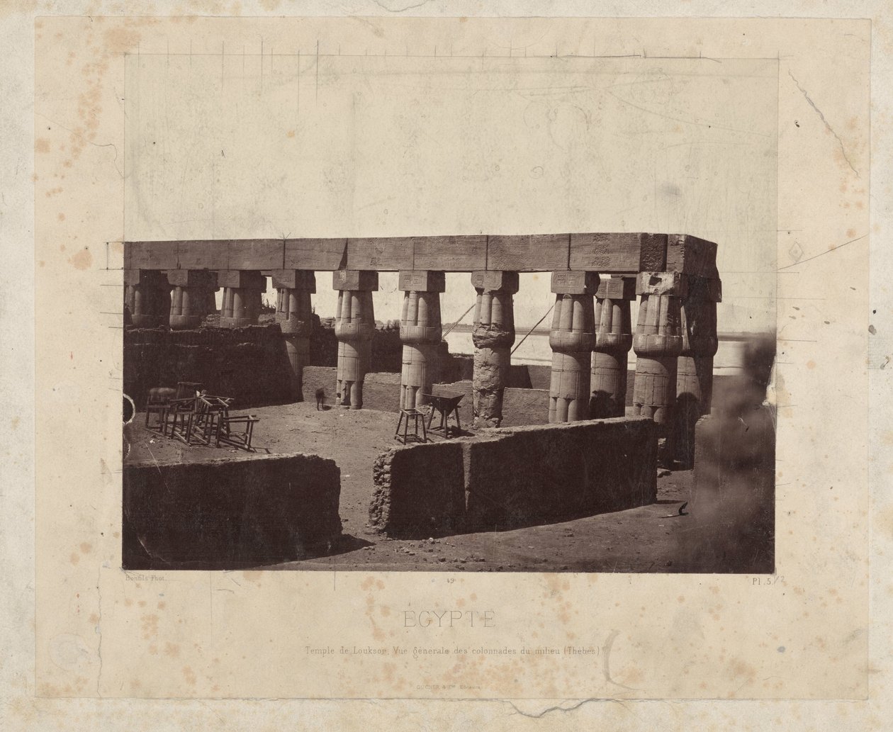 Restanten van de Luxortempel Templo de Luxor, vista geral das colunatas do meio (Tebas) (título no objeto) Egito (título da série no objeto) de Félix Bonfils