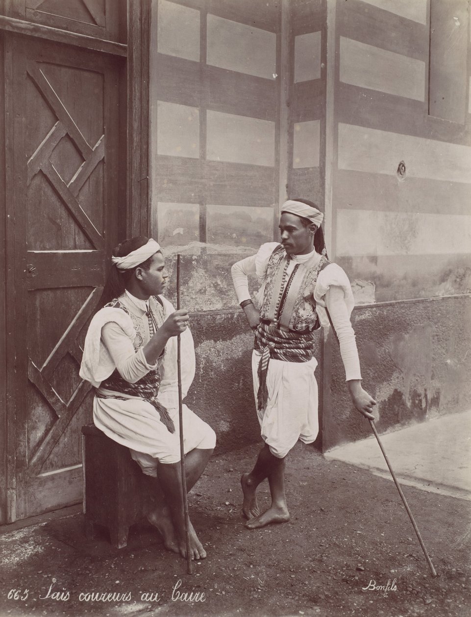 Conheça corredores no Cairo, década de 1870. de Félix Bonfils