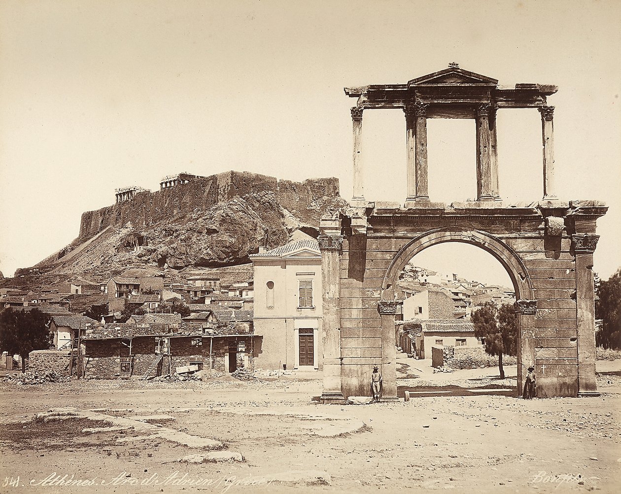 O Arco de Adriano na Acrópole de Atenas de Félix Bonfils