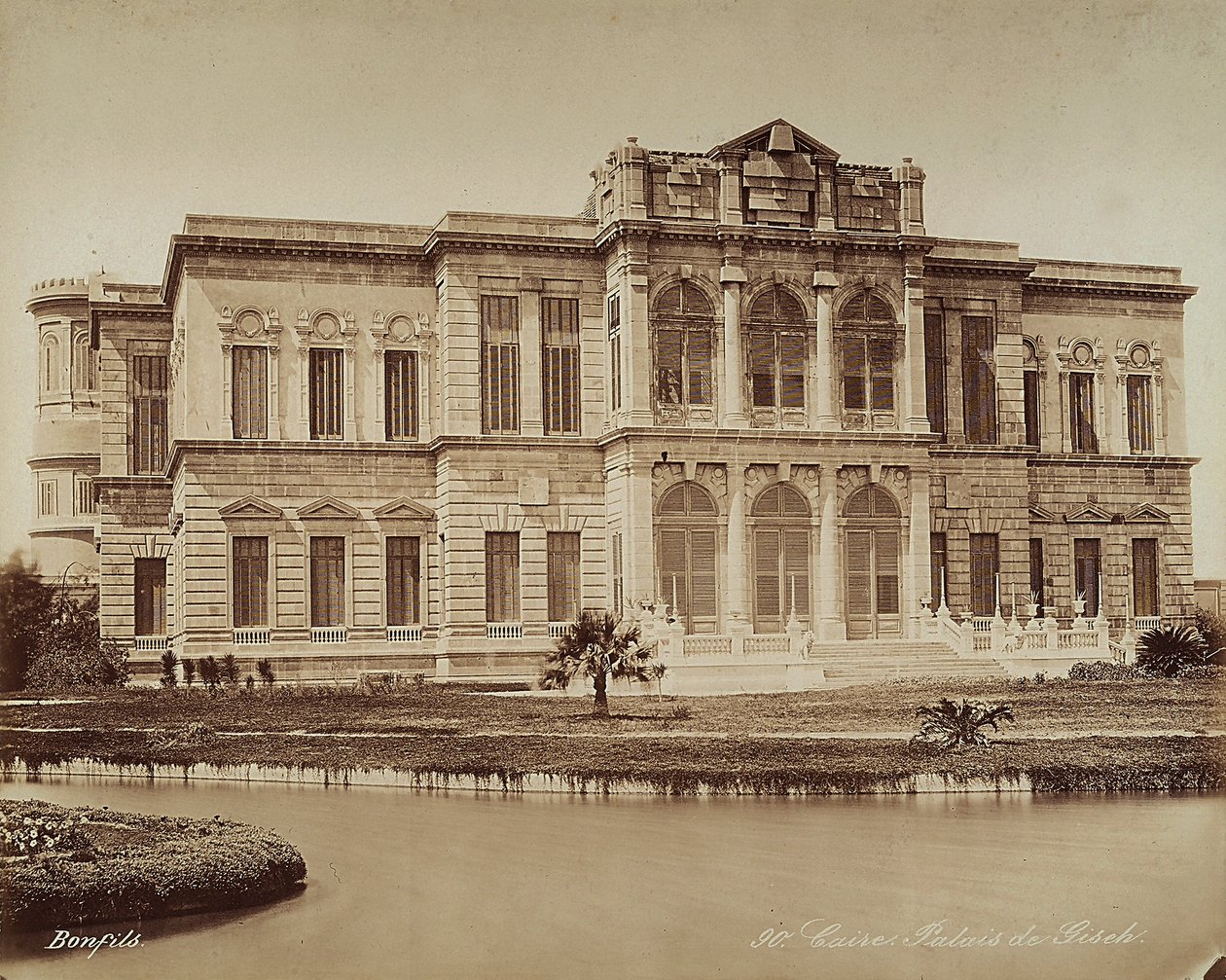 O Palácio Giseh, no Cairo, Egipto de Félix Bonfils