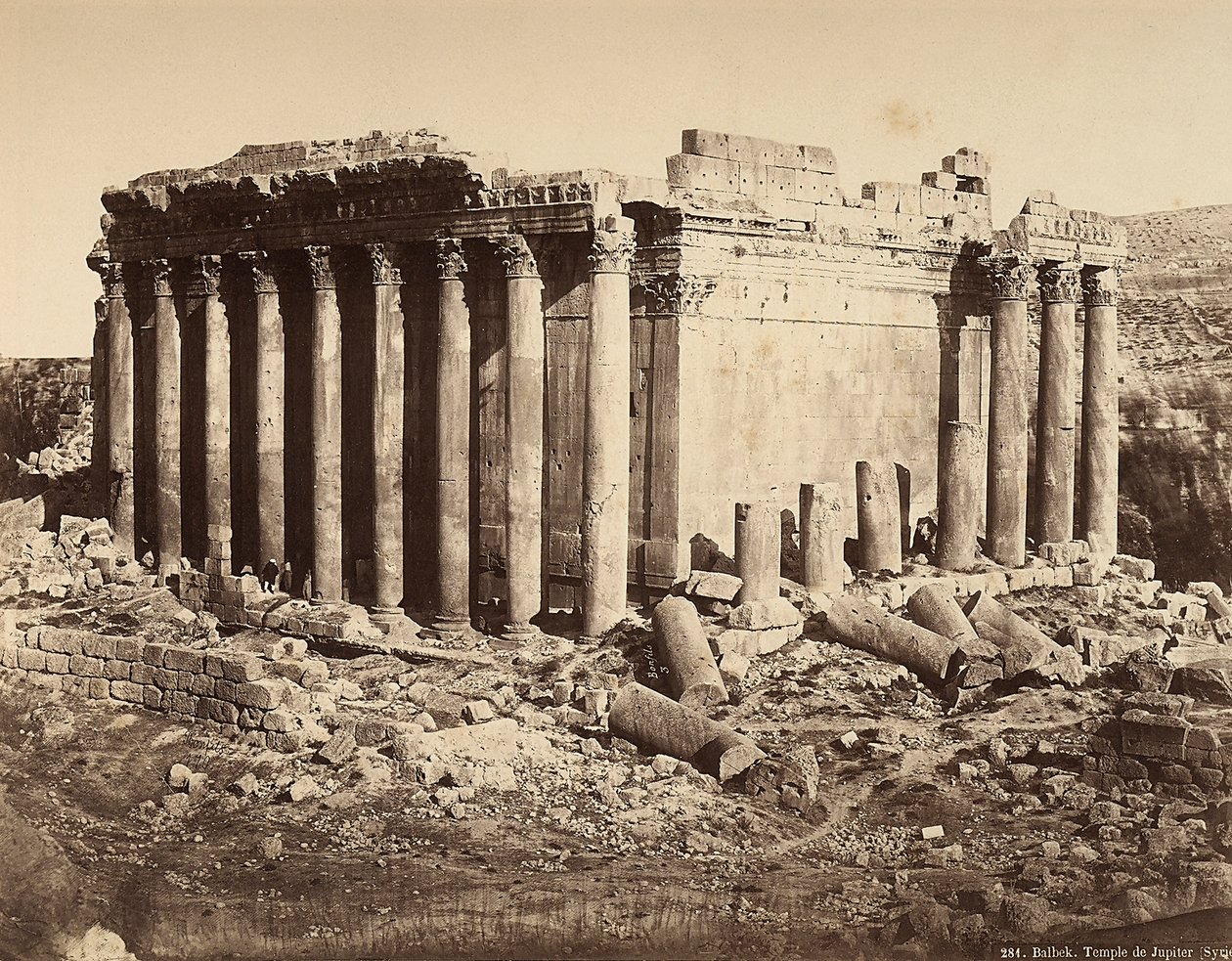 O Templo de Baco, na zona arqueológica de Heliópolis ou Baalbek, antiga cidade síria, hoje Líbano. de Félix Bonfils