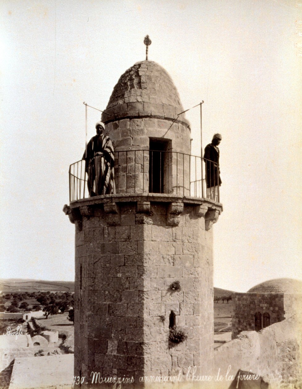 Dois muezins estão chamando os fiéis à oração do topo de um minarete. de Félix Bonfils