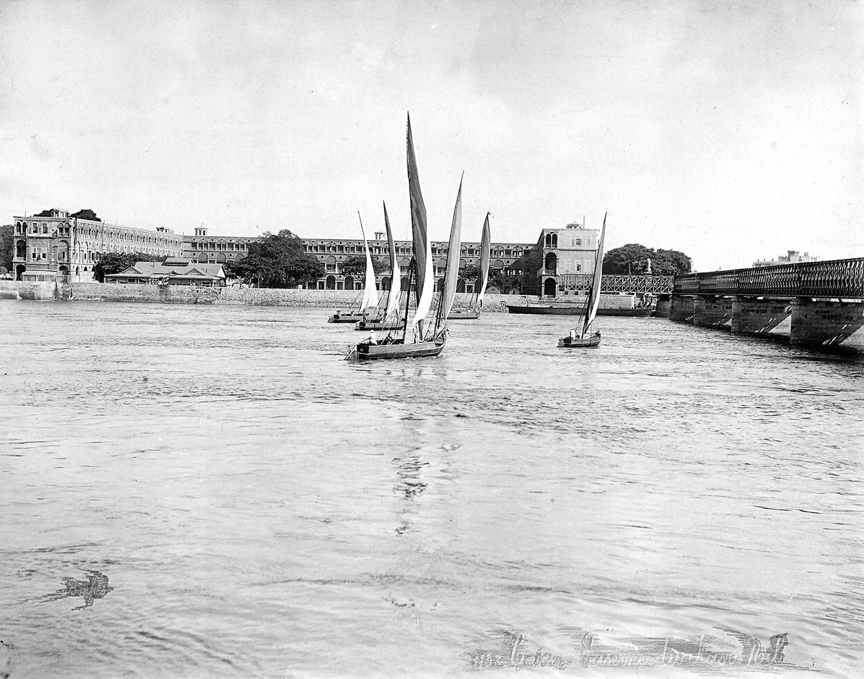 Vista do quartel com vista para o Nilo, perto da ponte de Kasr, no Cairo, no Egipto de Félix Bonfils