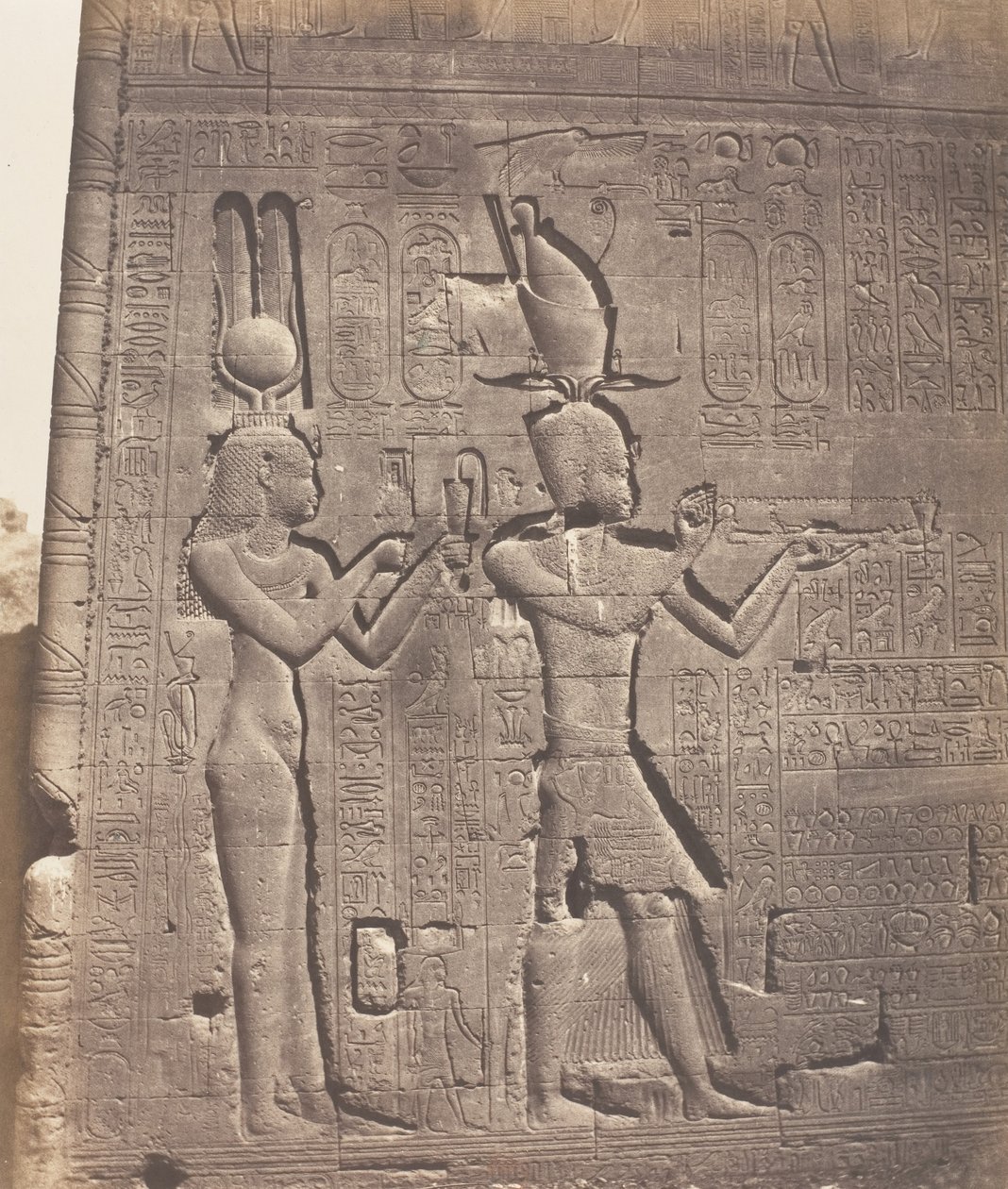 Dendera Tentyris, Templo de Athor - Face Posterior - Cleópatra e ..., 1851-52, impresso 1853-54. de Félix Teynard
