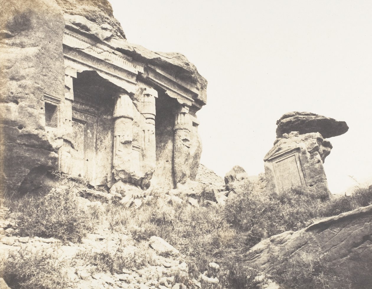 Djebel Selséléh Silsilis, Steles Architecturales Esculpidas no C..., 1851-52, impresso em 1853-54. de Félix Teynard