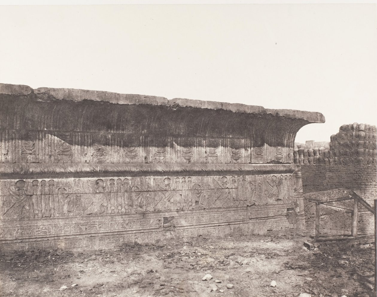 Esneh Latopolis, Construção Sandy - Parede Exterior - Cornija..., 1851-52, impresso 1853-54. de Félix Teynard
