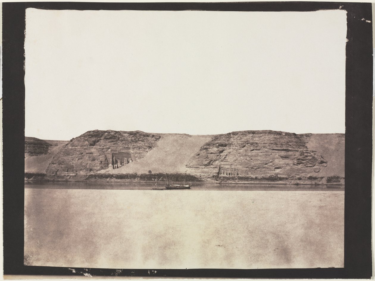 Vista geral dos monumentos esculpidos na rocha com os fotógrafos Dahabieh. Abu Simbel, 1851-1852. de Félix Teynard