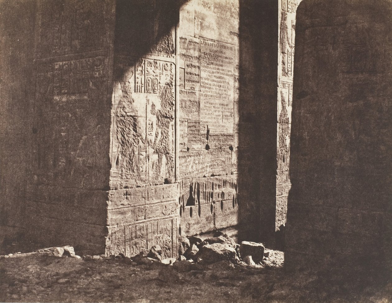 Ilha de Fileh Philæ, primeiro pilão, inscrição francesa gravada no Ori..., 1851-52. de Félix Teynard