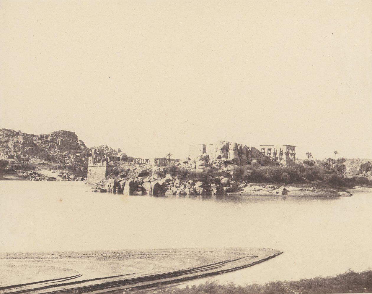 Ilha de Fileh Philæ, Visão Geral Tirada do Sudeste no Ponto B, 1851-52, impressa em 1853-54. de Félix Teynard