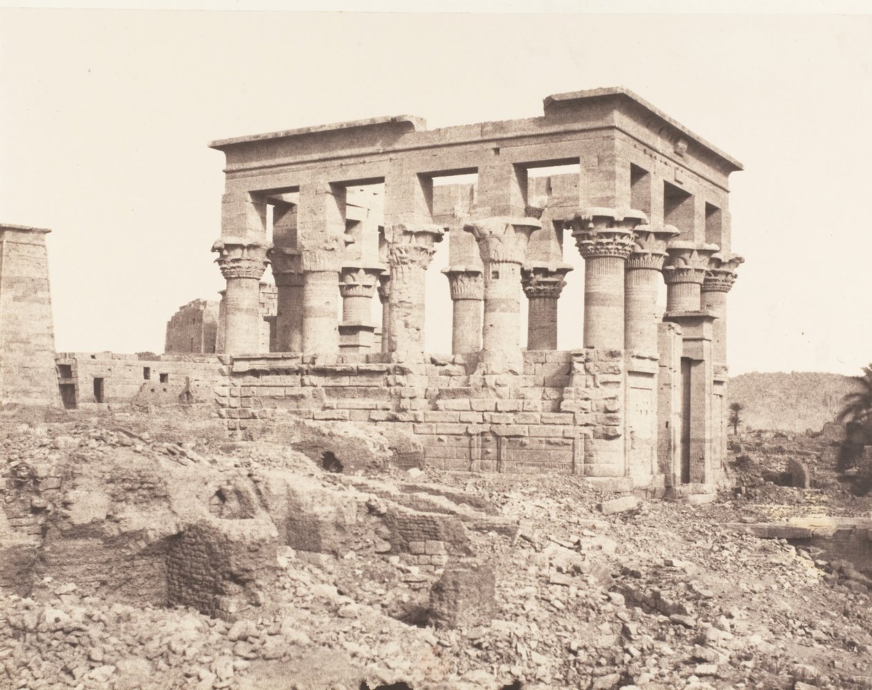 Ilha Fileh Philae, Bloco Leste - Vista Lateral do Ponto D, 1851-52, impresso em 1853-54. de Félix Teynard