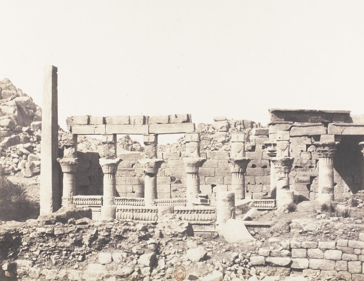Ilha de Fileh Philae, Edifício Sul e Parte da Colunata Ocidental..., 1851-52, impresso em 1853-54. de Félix Teynard