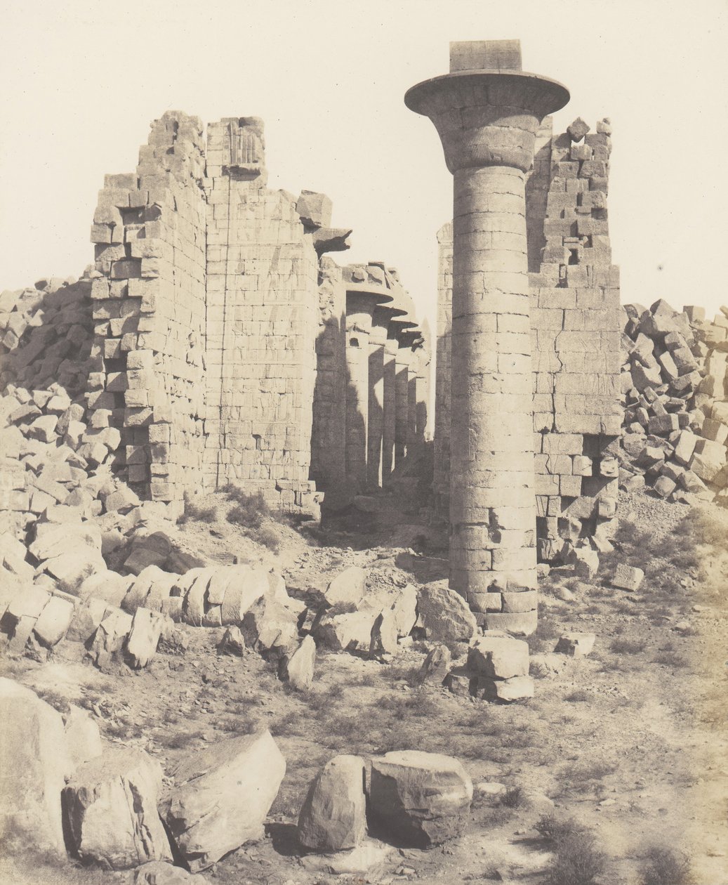 Karnak Tebas, Pátio do Palácio - Vista tirada do Ponto I, 1851-52, impressa em 1853-54. de Félix Teynard