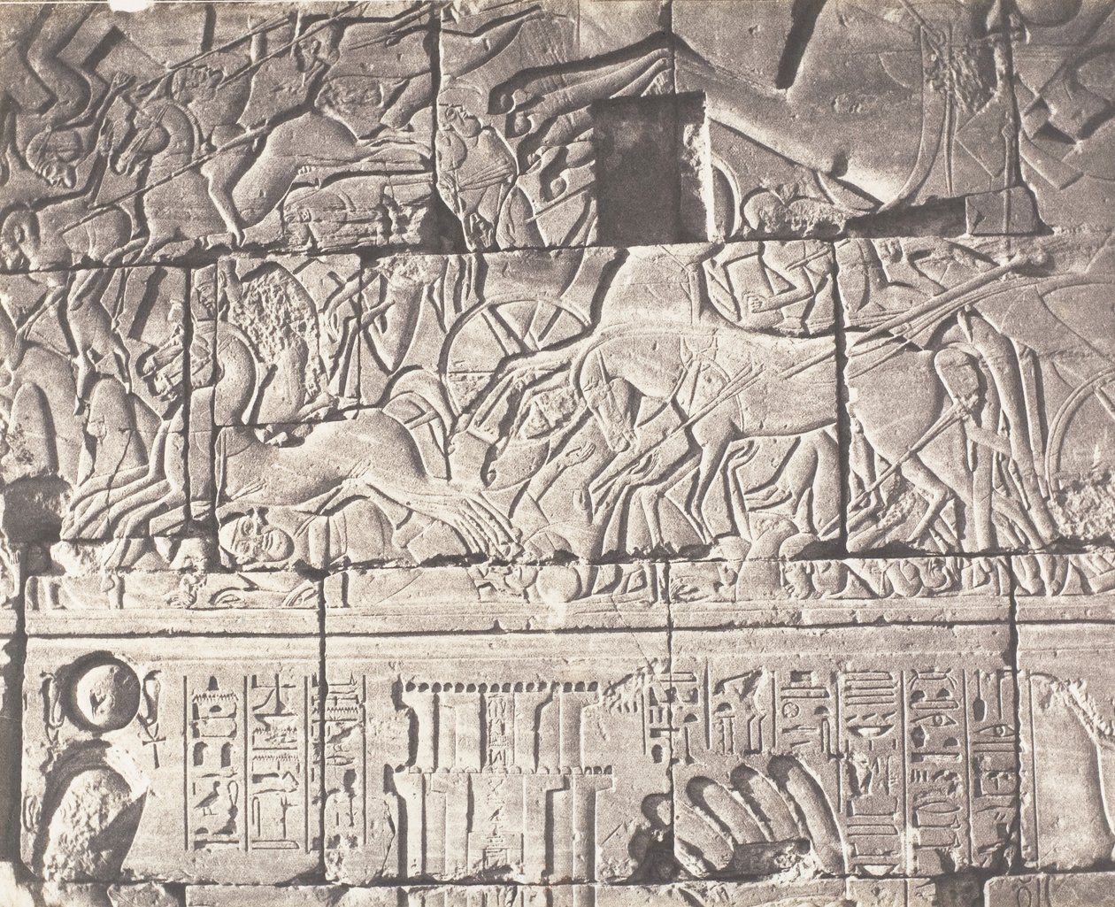 Karnak Tebas, Anexo do Palácio - Detalhes das Esculturas no Ponto O, 1851-52, impresso em 1853-54. de Félix Teynard