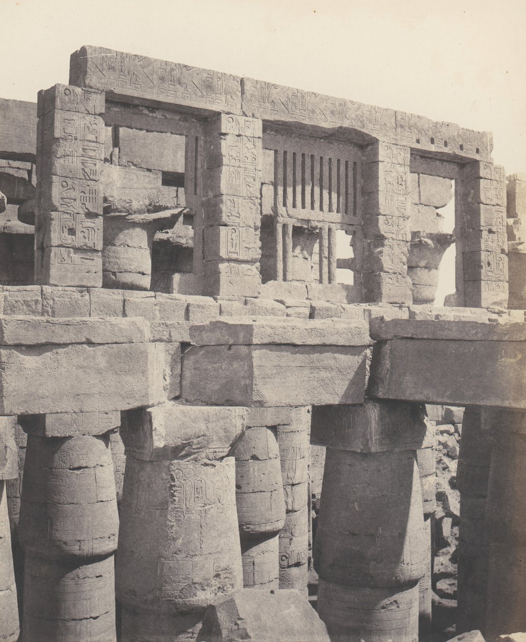 Karnak Tebas, Palácio - Sala Hipóstila - Janela e Capitais de ..., 1851-52, impresso 1853-54. de Félix Teynard