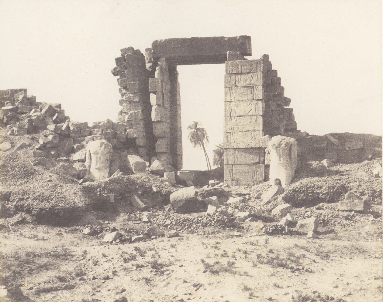 Karnak Tebas, Primeiro Pilar - Ruínas do Portão e dos Colossos, ..., 1851-52, impresso 1853-54. de Félix Teynard
