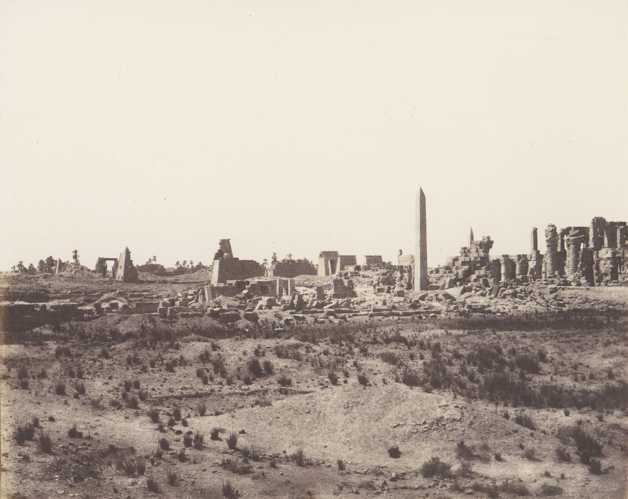 Karnak Tebas, Vista Geral das Ruínas Tomadas do Nordeste, em V, 1851-52, impressa em 1853-54. de Félix Teynard