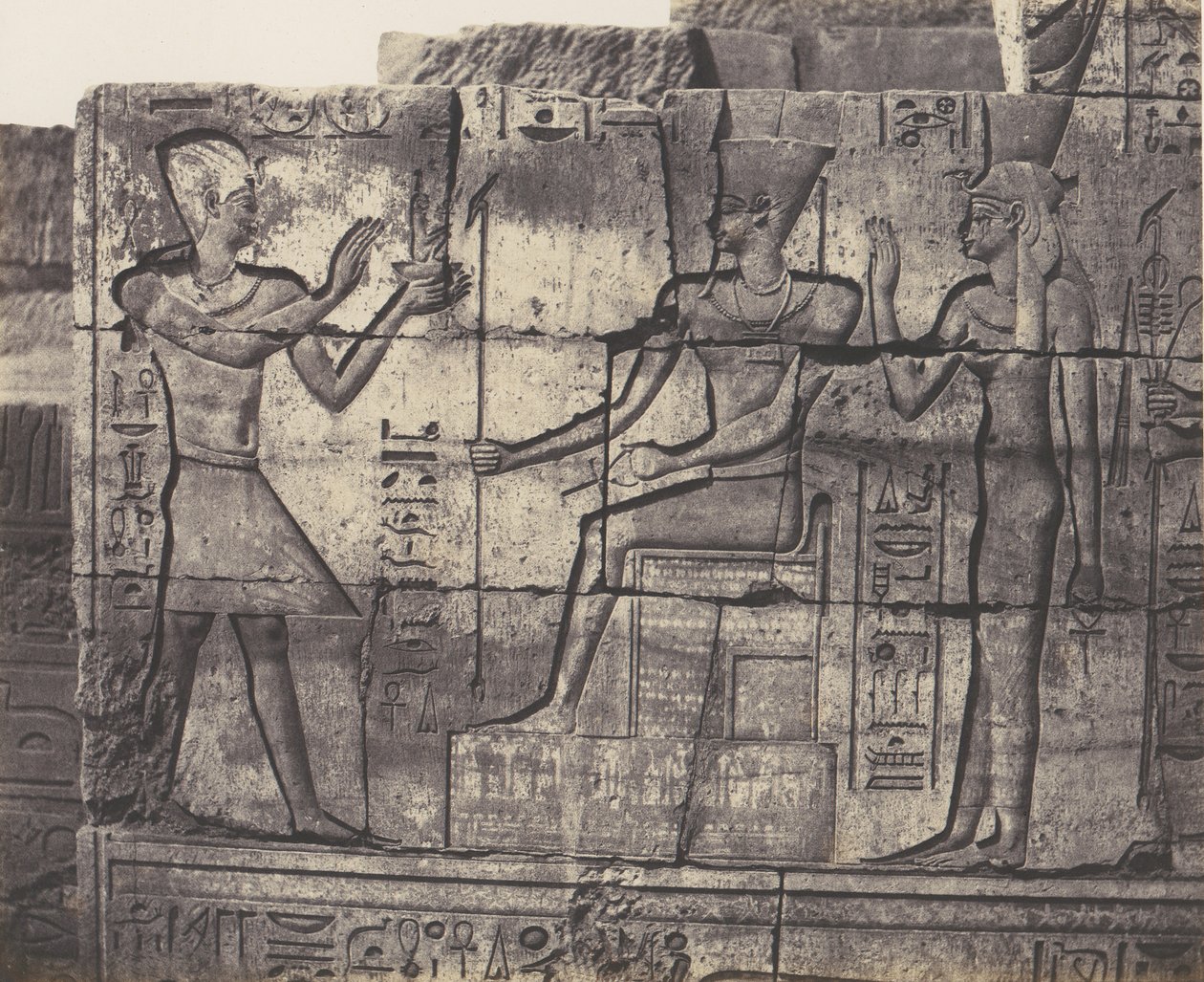 Karnak Thebes, Building in Ruins - Sculptures from the Inner Wall..., 1851-52, impresso 1853-54. de Félix Teynard