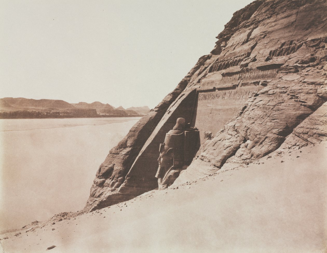 Large Speos - Vista tirada do Sand Slope (Templo de Ramsés II), Abu Simbel de Félix Teynard