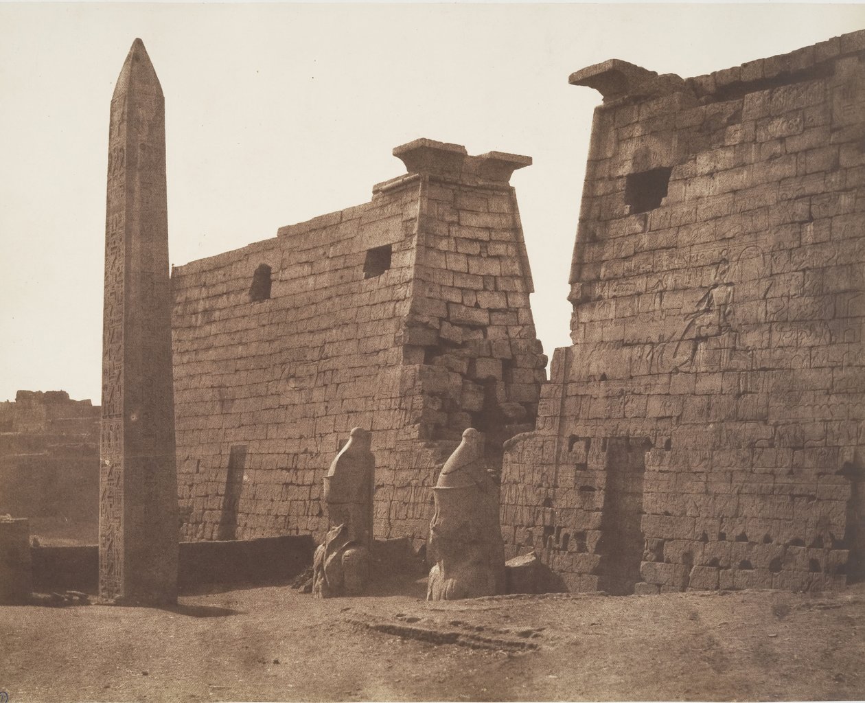 Luxor Tebas, Construção Anterior - Pilão Colossos e Obelisco, 1851-52. de Félix Teynard