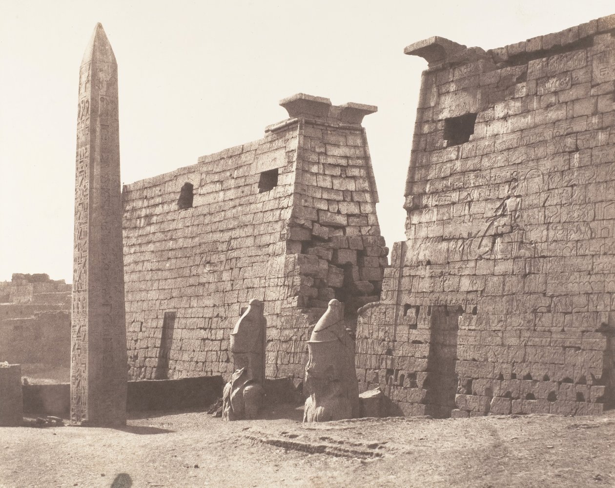 Louksor Tebas, Construção Anterior - Pilão, Colossos e Obelisco, 1851-52, impresso em 1853-54. de Félix Teynard