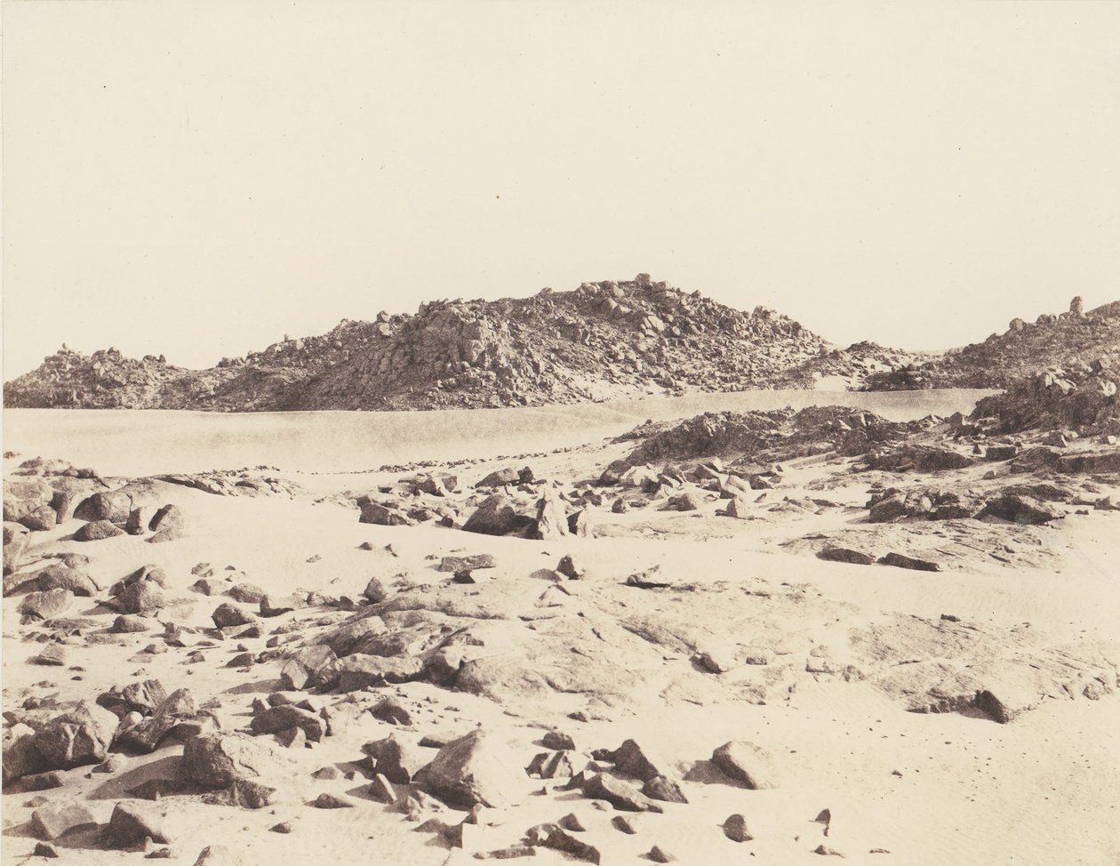 Primeira catarata, montanhas de granito cobertas de areia, 1851-52, impressa em 1853-54. de Félix Teynard