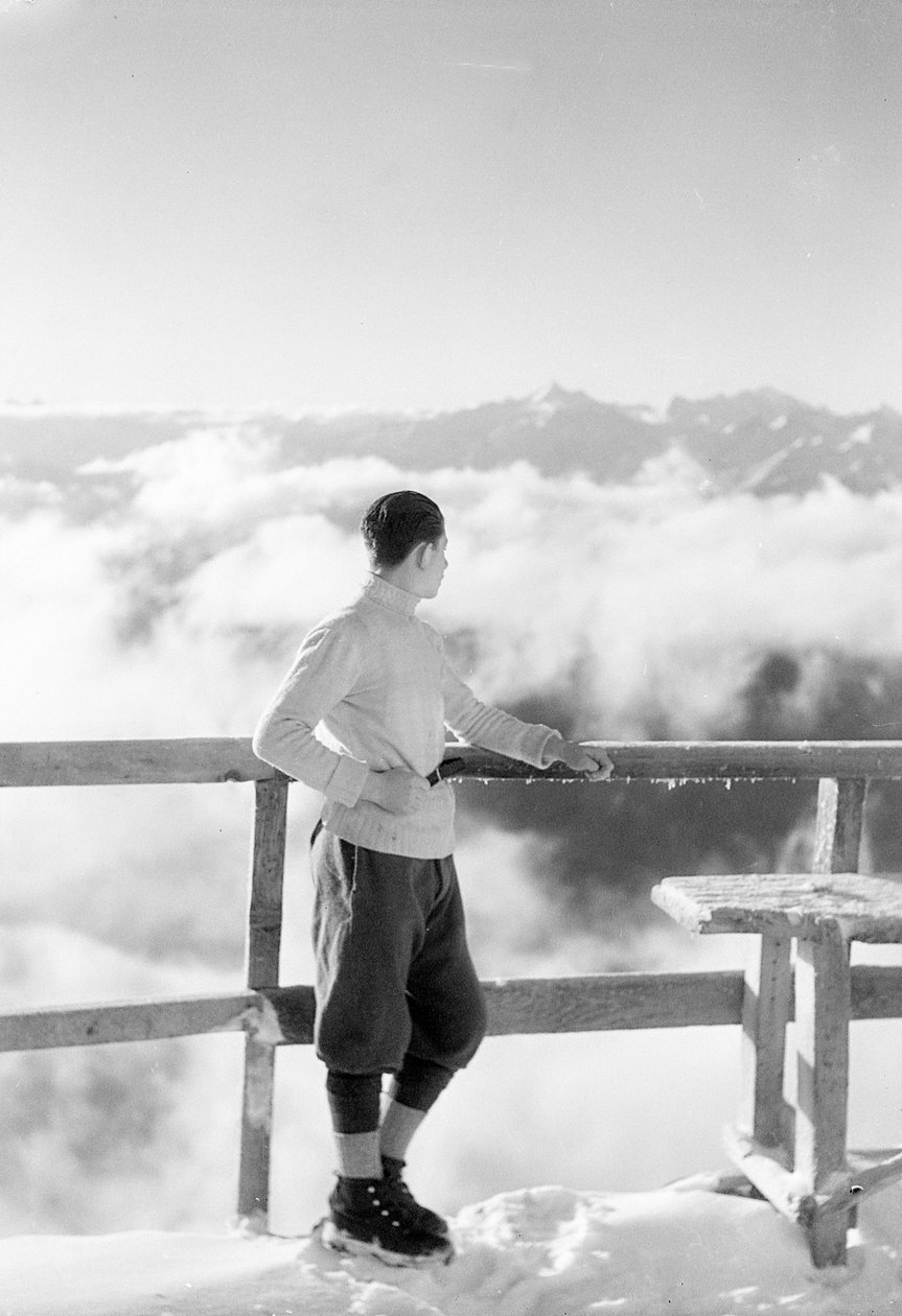 Um homem observa o panorama, Vale de Aosta de Fosco Maraini