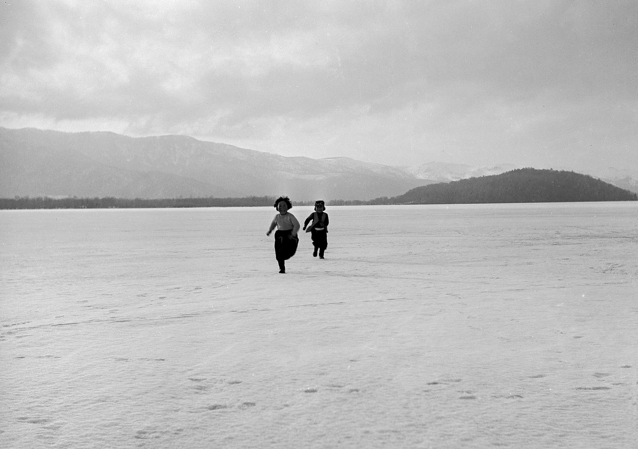 Crianças Ainu no lago congelado de Kutcharo de Fosco Maraini